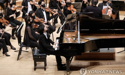 [연합뉴스] 임윤찬 기품있는 '황제' 연주에 정명훈 만면에 '아빠미소'