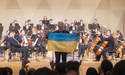 [서울신문]  우크라이나 국기 들고 울며 지휘한 얀코…객석도 ‘눈물바다’